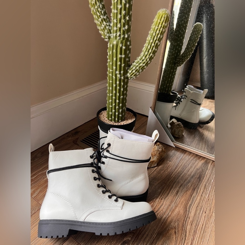 Combat style white boots 🤍